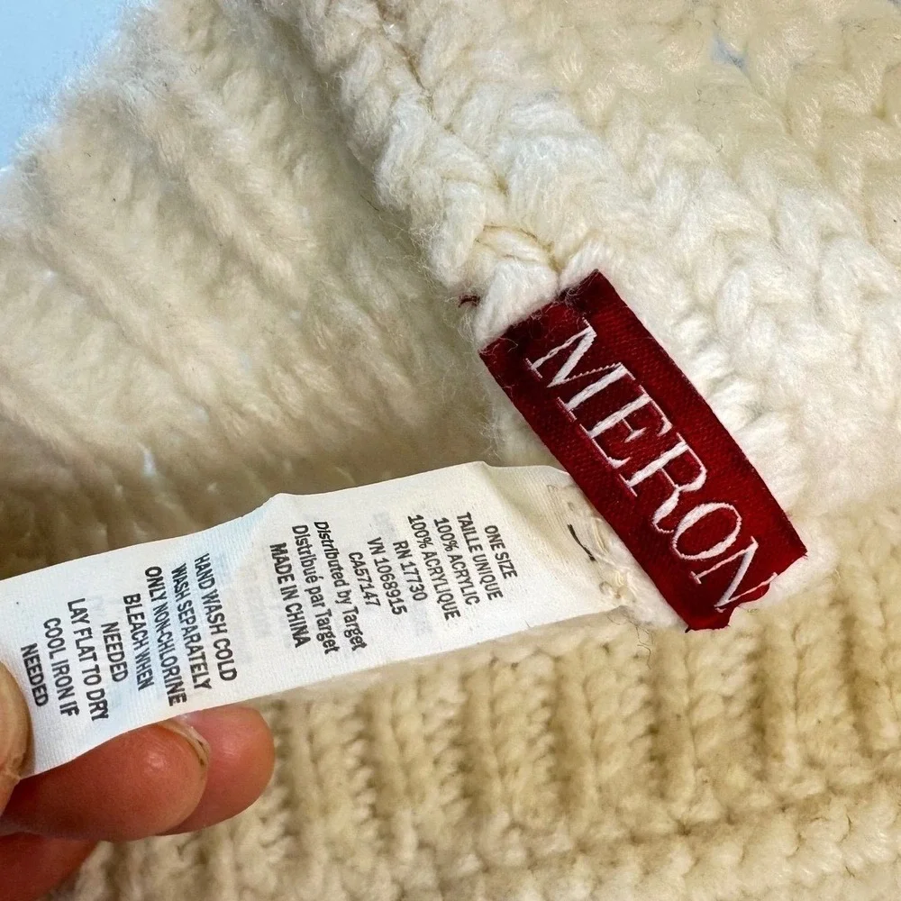 2013 Merona Cream Cable Knit Cloche cap Hat with a brim and button details Retro